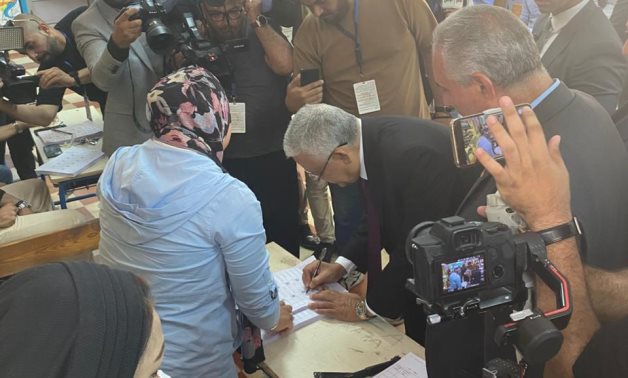 رئيس مجلس النواب  يدلى بصوته فى انتخابات مجلس الشيوخ  بلجنته فى  النزهة