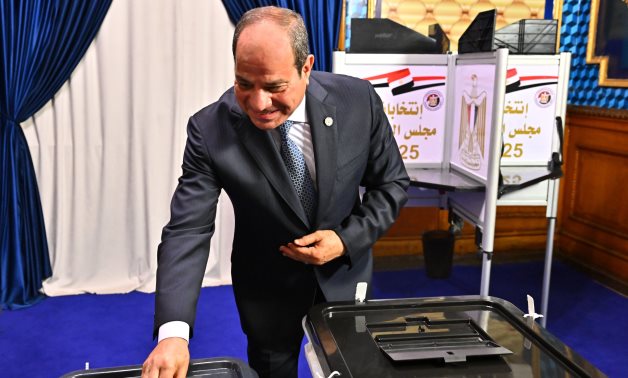 الرئيس السيسى يدلى بصوته فى انتخابات "الشيوخ"..والمواطنون يستقبلونه بعلَم مصر.. وصور 
