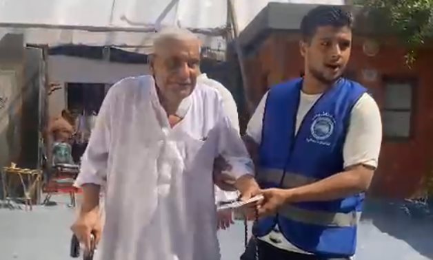 مسن بعكاز يصر على الإدلاء بصوته في انتخابات "الشيوخ"بالمنيرة: "واجبي نحو بلدي"
