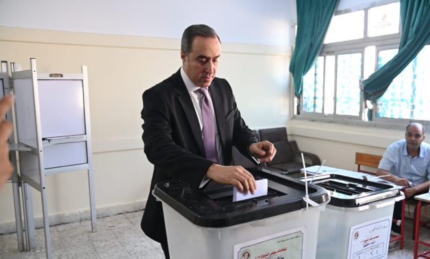الأمين العام لمجلس النواب يدلي بصوته في انتخابات مجلس الشيوخ