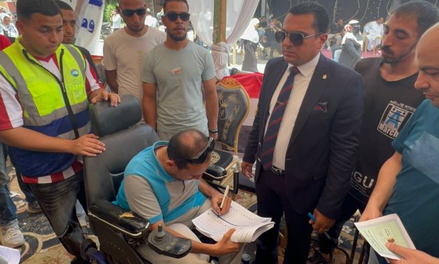 لفتة إنسانية راقية.. قاضٍ يساعد أحد ذوي الهمم على التصويت في انتخابات الشيوخ بالحوامدية..صور
