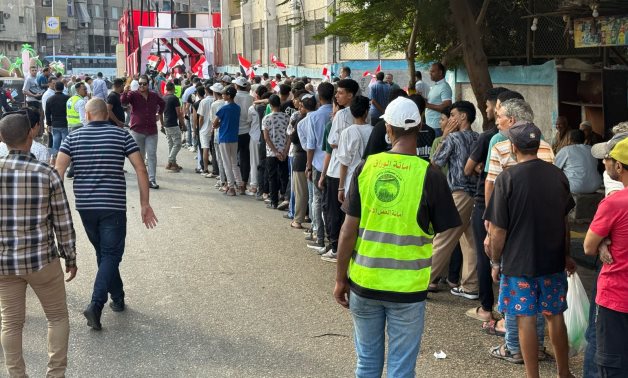 طوابير الشباب تمتد لأمتار أمام لجان الوراق الثانوية بنات للمشاركة في انتخابات الشيوخ 2025..صور