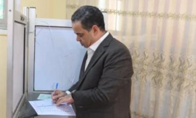 عصام هلال يُدلى بصوته فى انتخابات الشيوخ بمسقط رأسه بالحوامدية