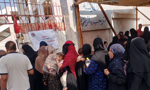 النساء يتصدرن طوابير الناخبين فى الساعات الأولى من اليوم الثانى بلجان الهرم