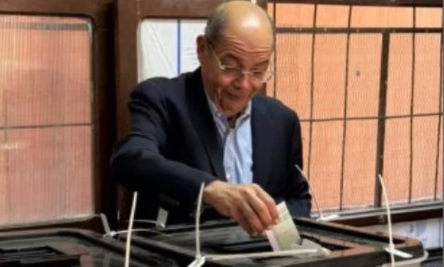 محمد مصطفى شردى يدلى بصوته فى اليوم الثانى للانتخابات