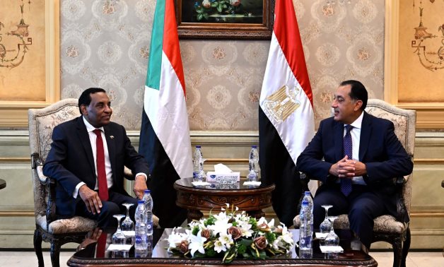 رئيس الوزراء يستقبل نظيره السودانى بمطار القاهرة الدولى