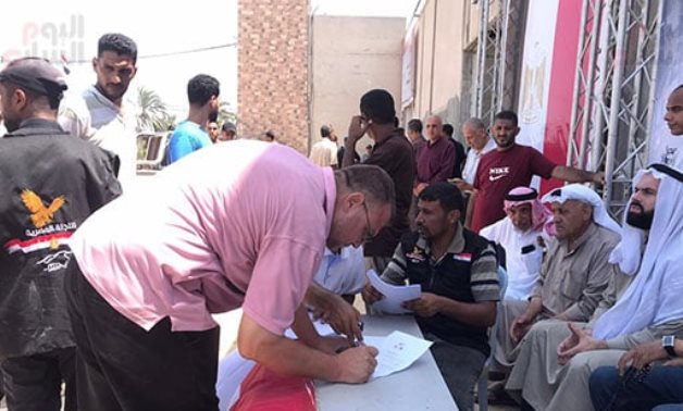 اللجنة المصرية توزع آلاف الطرود الغذائية على سكان غزة.. عشائر القطاع: نشكر الرئيس السيسى على دعم القضية الفلسطينية.. القاهرة تدفع بمئات الأطنان للتخفيف عن النازحين.. وإسرائيل تكشف خطتها العسكرية.. فيديو وصور