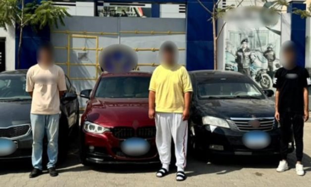 مطاردة مرعبة على طريق الواحات.. 3 شباب يتسببون في حادث لفتاتين والداخلية تتحرك.. الجناة يعترفون: حاولنا توقيف الضحيتين ومعاكستهما.. وثقنا الواقعة فيديو وسخرنا منهما.. والسجن المشدد مصير المتهمين.. فيديو