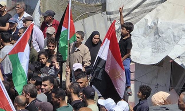 تظاهرات فى غزة دعما للمقترح المصرى والمطالبة بوقف العدوان الإسرائيلى.. مصر تدفع بالقافلة العشرين من المساعدات لسكان القطاع.. استشهاد 13 فلسطينيا فى قصف لطائرات الاحتلال.. وجوتيريش يدعو لوقف فورى لإطلاق النار