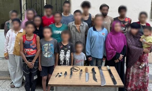 الداخلية تضبط عصابة "الثقب السوداء" للتسول بالأطفال أسفل كوبرى بالهرم.. فيديو