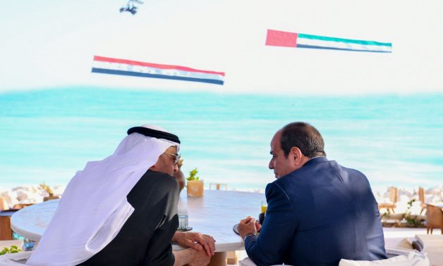 أجواء ودية تجمع الرئيسين السيسى ومحمد بن زايد على مائدة إفطار بالعلمين.. صور 