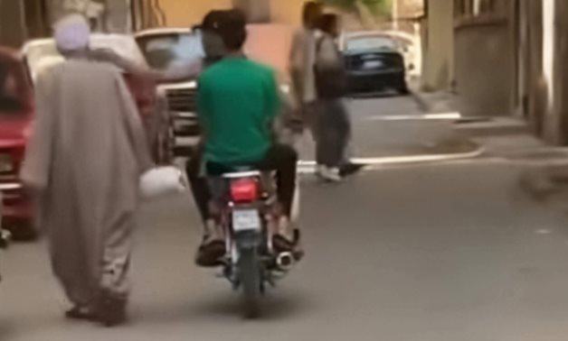 "الإيذاء المبهج".. جريمة مستحدثة تصدت لها محكمة النقض الفرنسية.. اعتبرت مجرد الإمساك بالكاميرا لتسجيل وقائع الاعتداء مقرونًا بتعليقات مشجعة تقوى عزيمة الفاعلين الأصليين يرقى لمرتبة الشراكة الجنائية