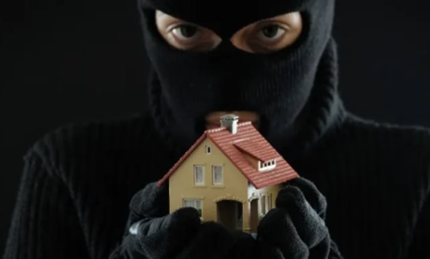 للمشترين والمستثمرين.. كيف تتجنب الاحتيال فى سوق العقارات؟.. 5 اعتبارات تؤخذ فى عين الاعتبار.. الأبرز "الفحص القانونى" و"الفحص الفنى والهندسى" و"الشروط التعاقدية".. وخبير قانونى يضع محاذير لتجنب "فخ النصابين"