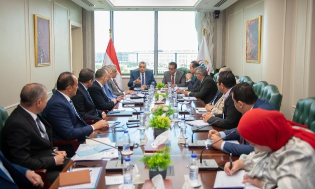 اجتماع بين الصحة والنتاج الحربى لمناقشة المشروعات المشتركة  