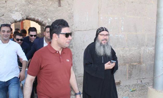 نائب محافظ سوهاج يصطحب 300 شاب وفتاة لزيارة الأديرة القبطية العريقة.. صور