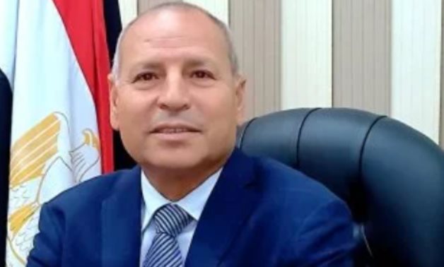 محافظ القاهرة: حظر حرمان أى طالب من الحصول على الكتب المدرسية