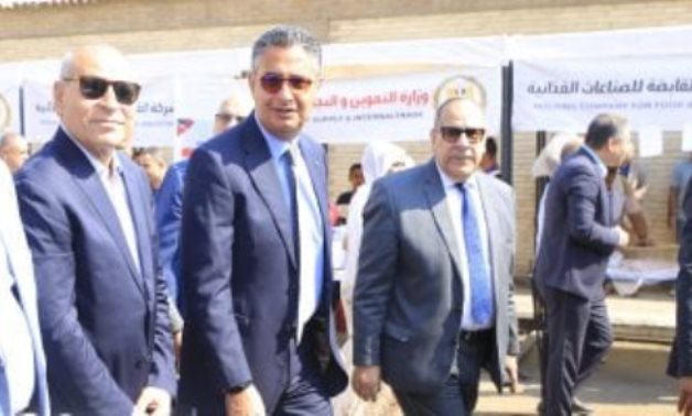 وزير التموين يفتتح أول 3 منافذ سلعية ضمن أكبر سلسة حكومية "carry on".. غدًا