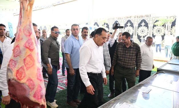 رئيس الوزراء يتفقد سوق اليوم الواحد للسلع الغذائية بأشمون