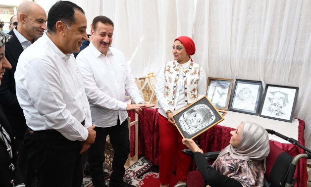 رسوماتك جميلة.. حوار ودي بين رئيس الوزراء وفتاة من ذوي الهمم بمحافظة المنوفية   