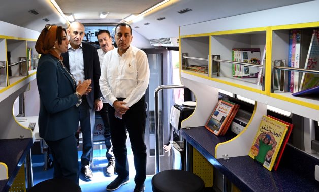 رئيس الوزراء يتفقد وحدة المكتبة المتنقلة بقرية شمّا أشمون بالمنوفية