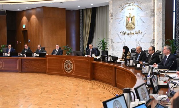 رئيس الوزراء يتابع موقف برنامج الطروحات الحكومية
