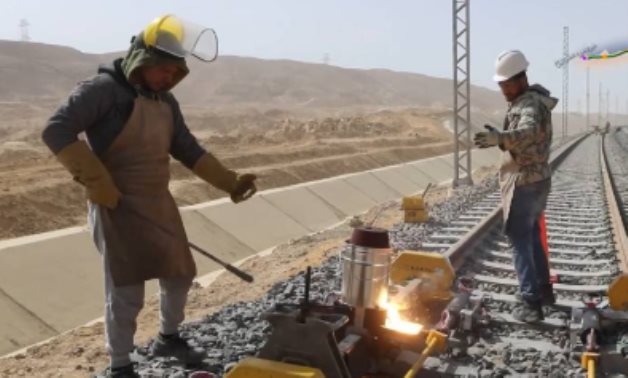 شبكة القطار الكهربائى السريع تعيد توزيع السكان وتخلق محاور تنمية جديدة.. تدعم الصناعة والتجارة والزراعة والسياحة.. الخط الثانى يخدم 15 مدينة جديدة ونسب تنفيذ الخط الأول 67%