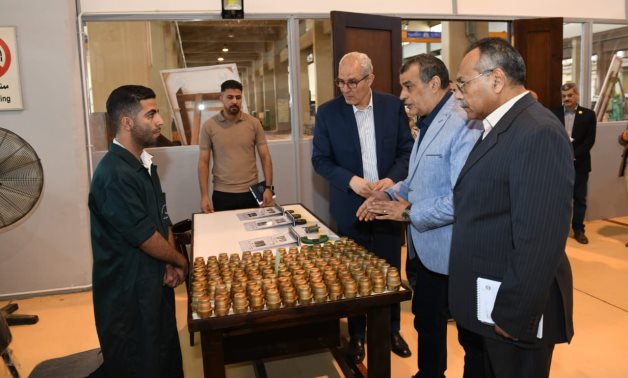 وزير الإنتاج الحربى يتابع مراحل التصنيع بشركة أبو زعبل للصناعات المتخصصة