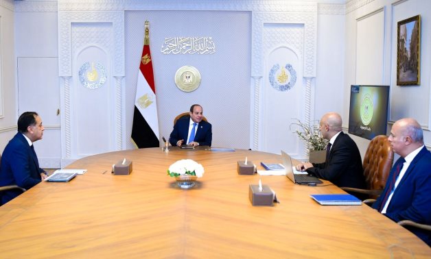الرئيس السيسى يجتمع بمدبولى وعبد اللطيف لمُتابعة سير وانتظام العملية التعليمية 