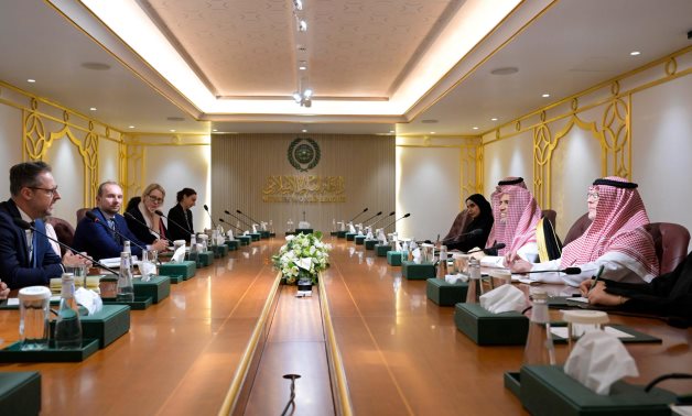 الأمين العام لرابطة العالم الإسلامي يلتقي وفدًا من القيادات الفكرية الألمانية من مختلف مراكز الأبحاث والفكر