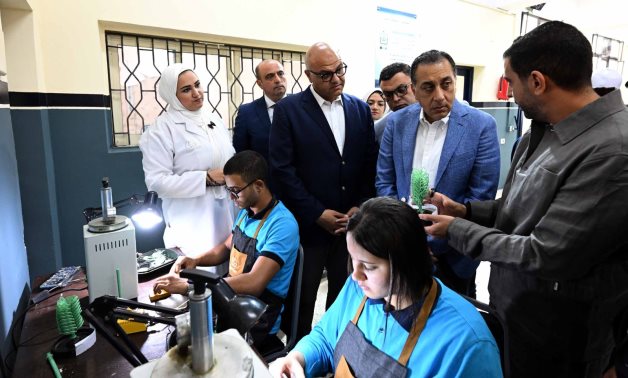 رئيس الوزراء يتفقد مصنع "تي آند سي" للملابس الجاهزة