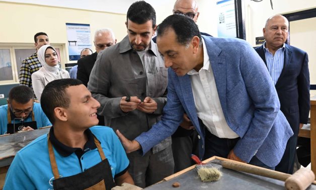 رئيس الوزراء يتفقد مدرسة "إيجيبت جولد" الثانوية للتكنولوجيا التطبيقية المتخصصة في صناعة الحلي والمجوهرات 