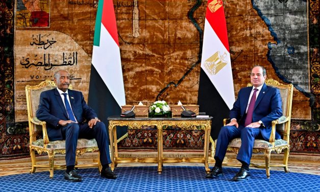 الرئيس السيسى يستقبل رئيس مجلس السيادة الانتقالي للسودان ويشيد بتطور العلاقات الثنائية ..ويؤكد رفضه القاطع لتشكيل أي كيانات موازية للحكومة السودانية الشرعية.. ويجددان رفضهما لأي إجراءات أحادية على النيل الأزرق