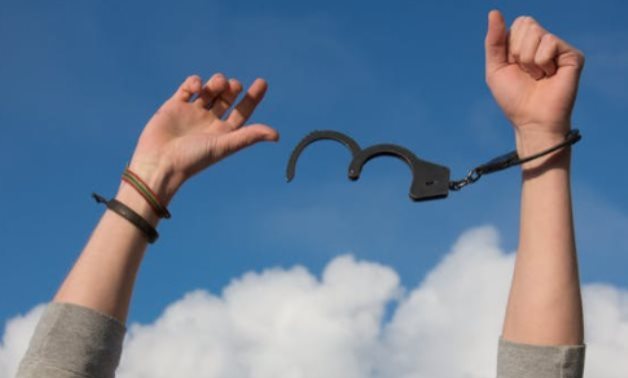 بدائل الحبس الاحتياطي بعد تعديل المادة 114 من قانون الإجراءات الجنائية المصري.. قراءة مقارنة بالقانون الفرنسي.. الاعتراضات أدت لرفع البدائل من 3 لـ7.. والمشرع جعل الحرية هي الأصل والحبس هو الاستثناء المبرَّر