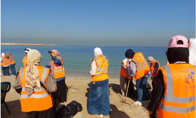 فى اليوم العالمى لتنظيف الشواطئ.. 150 طالبا من شباب الإسكندرية يشاركون فى رفع مخلفات شاطئ سيد درويش ببحرى.. الطلاب: سعداء بالمشاركة فى فاعلية تنظيف الشواطئ للتعبير عن حبنا لبلدنا والحفاظ على البيئة البحرية