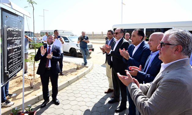 رئيس الوزراء يفتتح مصنع "سيناي للمستلزمات الطبية" لتوطين صناعة القفازات الطبية   