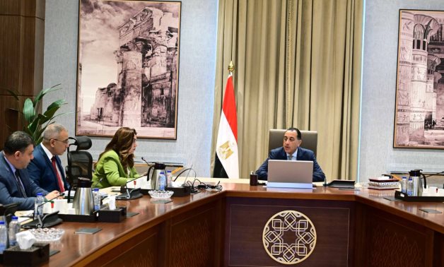رئيس الوزراء يتابع عددا من الملفات المشتركة بين "التنمية المحلية" و"المالية" 