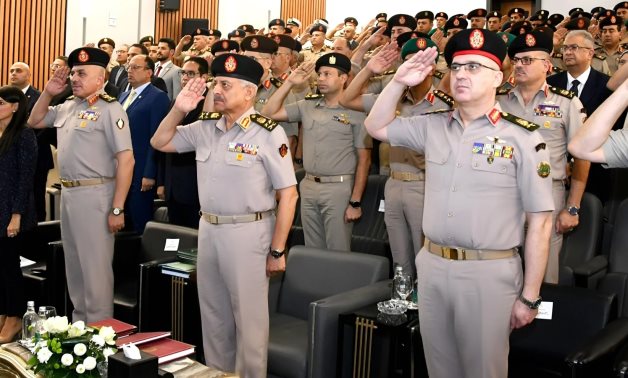 الفريق أول عبد المجيد صقر يشهد مناقشة البحث الرئيسى لمركز الدراسات الاستراتيجية للقوات المسلحة