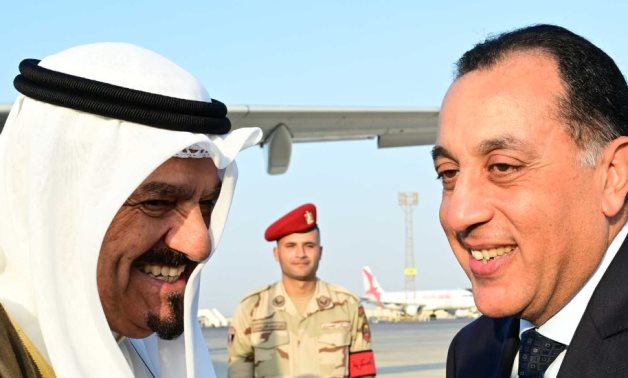 رئيس الوزراء يستقبل نظيره الكويتي بمطار القاهرة الدولي