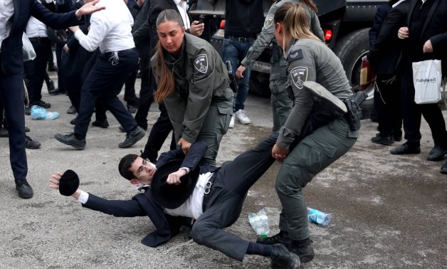 فوضى فى القدس بسبب مظاهرات الحريديم ضد قانون التجنيد الإجبارى.. فيديو فوضى فى القدس بسبب مظاهرات الحريديم ضد قانون التجنيد الإجبارى.. فيديو