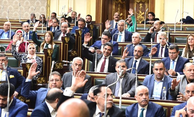 بعد جدل كبير تحت القبة.. الحكومة تتنازل عن تعديل المادة 3 بقانون رسوم "مبانى الخارجية" بناء على طلب نائبتين.. رفضتا تخصيص مورد عام لصندوق خاص لا يخضع لرقابة البرلمان.. ومحمود فوزى: لن نقبل إقرار نص مخالف