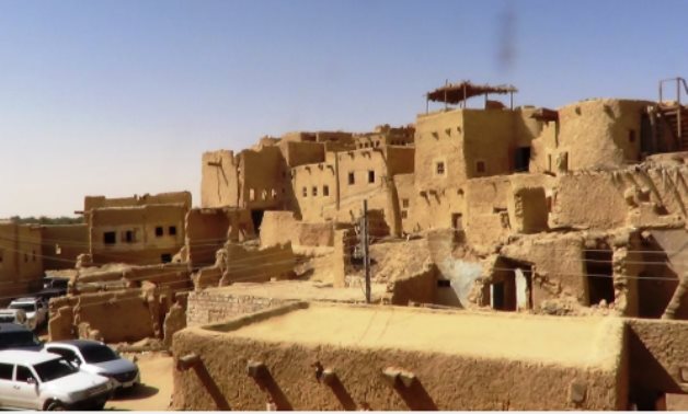 الدولة تضع واحة سيوة ضمن أولويات التنمية.. الحفاظ على تراث وبكارة الواحة كأكبر منتجع سياحى ومركز للاستشفاء.. تنفيذ مشروعات بمليارات الجنيهات.. رصف الطريق القادم من الواحة بالخرسانة بتكلفة 3.4 مليار جنيه.. صور