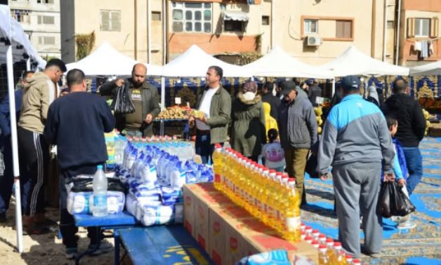 لما الشتاء يدق البيبان.. الداخلية توفر الملابس والسلع بأسعار مخفضة للمواطنين.. دعم الأسر بالسلع الشتوية والغذائية بتخفيضات 40%.. المواطنون: شكرا للرئيس السيسي خفف عنا الأعباء.. والشوادر منتشرة بكافة ربوع البلاد