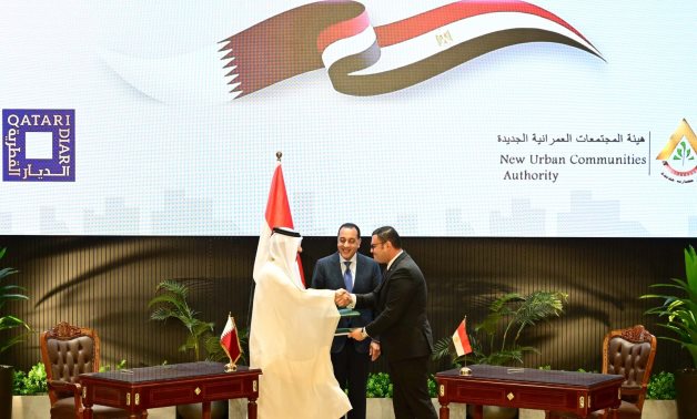 شراكة استثمارية مصرية قطرية لتنمية وتطوير منطقة علم الروم بمطروح.. رئيس الوزراء يشهد مراسم توقيع صفقة استثمارية جديدة لإقامة مشروع عمرانى تنموى عالمى.. استثمارات بـ29.7 مليار دولار توفر أكثر من 250 ألف فرصة عمل