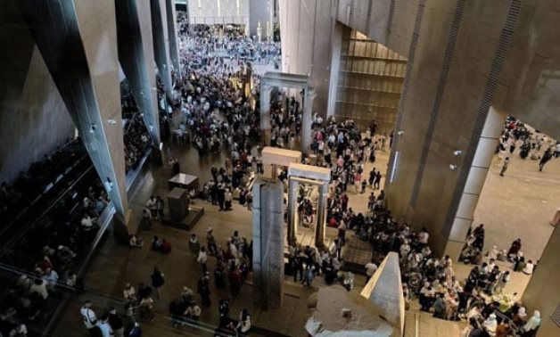 نفاد التذاكر وعشرات الآلاف فى المتحف المصرى الجديد والأهرامات.. المصريون يبهرون العالم ويحتفون بحضارتهم.. إقبال تاريخى على المتحف الكبير.. آلاف يزورون الأهرامات.. وصور وفيديوهات التواصل الاجتماعى تسجل المشهد