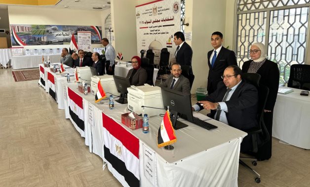 تسهيلات لوجستية وفنية لضمان سير عملية التصويت بقنصلية مسقط فى اليوم الأول لانتخابات النواب