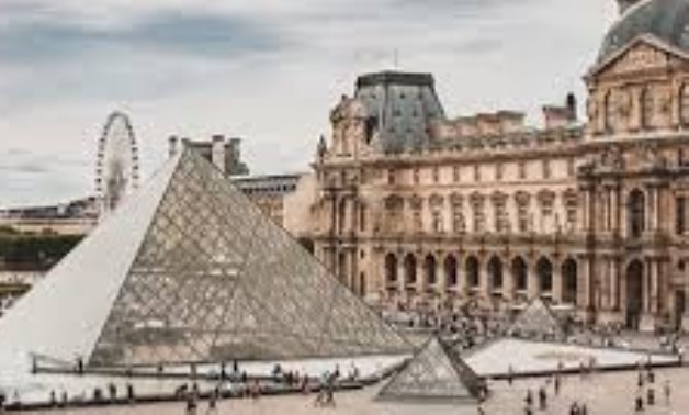 متحف اللوفر يعلن تدابير طارئة بعد سرقة مجوهرات التاج الفرنسي