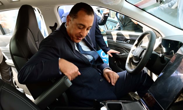 رئيس الوزراء يعطى إشارة بدء التشغيل التجريبى للخط الأول للقطار الكهربائى السريع