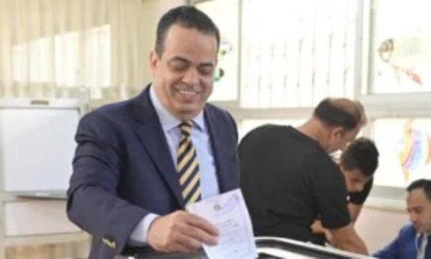 النائب عصام هلال يدلى بصوته فى انتخابات النواب بالحوامدية