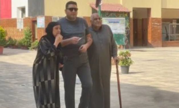 زوجان فى السبعين يشاركان معًا فى انتخابات النواب بالجيزة.. صور