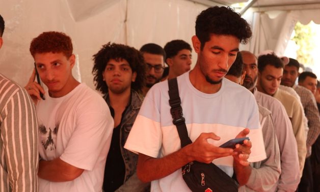 الشباب فى العشرينات يتصدرون المشهد فى لجان الشيخ زايد بالجيزة خلال انتخابات مجلس النواب 2025..صور 